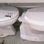 LOTE 464 - 02 VASOS SANITÁRIO E 01 CUBA PARA LAVATÓRIO. (NO ESTADO) ATENÇÃO! FAZER A VISITAÇÃO ANTES DE ARREMATAR, NÃO SABEMOS SE FUNCIONA. LEILÃO NÃO TEM GARANTIA E NEM DEVOLUÇÃO, SUJEITO A POSSÍVEIS AVARIAS VISÍVEIS/OCULTAS E/OU AUSÊNCIA DE COMPONENTES.