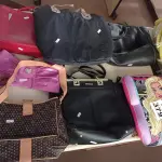 LOTE 379 - 06 BOLSAS E 01 ENCOSTO PARA CARRO INFANTIL. (NO ESTADO) ATENÇÃO! FAZER A VISITAÇÃO ANTES DE ARREMATAR, NÃO SABEMOS SE FUNCIONA. LEILÃO NÃO TEM GARANTIA E NEM DEVOLUÇÃO, SUJEITO A POSSÍVEIS AVARIAS VISÍVEIS/OCULTAS E/OU AUSÊNCIA DE COMPONENTES.