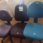 LOTE 511 - 03 CADEIRAS DE ESCRITÓRIO COM BASE GIRATÓRIA. (NO ESTADO) ATENÇÃO! FAZER A VISITAÇÃO ANTES DE ARREMATAR, NÃO SABEMOS SE FUNCIONA. LEILÃO NÃO TEM GARANTIA E NEM DEVOLUÇÃO, SUJEITO A POSSÍVEIS AVARIAS VISÍVEIS/OCULTAS E/OU AUSÊNCIA DE COMPONENTES.