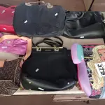 LOTE 379 - 06 BOLSAS E 01 ENCOSTO PARA CARRO INFANTIL. (NO ESTADO) ATENÇÃO! FAZER A VISITAÇÃO ANTES DE ARREMATAR, NÃO SABEMOS SE FUNCIONA. LEILÃO NÃO TEM GARANTIA E NEM DEVOLUÇÃO, SUJEITO A POSSÍVEIS AVARIAS VISÍVEIS/OCULTAS E/OU AUSÊNCIA DE COMPONENTES.