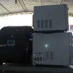 LOTE 455 - 01 MÁQUINA DE GELO E 02 MICRO-ONDAS. (NO ESTADO) ATENÇÃO! FAZER A VISITAÇÃO ANTES DE ARREMATAR, NÃO SABEMOS SE FUNCIONA. LEILÃO NÃO TEM GARANTIA E NEM DEVOLUÇÃO, SUJEITO A POSSÍVEIS AVARIAS VISÍVEIS/OCULTAS E/OU AUSÊNCIA DE COMPONENTES.