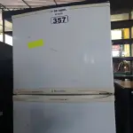 LOTE 357 - 01 GELADEIRA MARCA ELECTROLUX 220V. (NO ESTADO) ATENÇÃO! FAZER A VISITAÇÃO ANTES DE ARREMATAR, NÃO SABEMOS SE FUNCIONA. LEILÃO NÃO TEM GARANTIA E NEM DEVOLUÇÃO, SUJEITO A POSSÍVEIS AVARIAS VISÍVEIS/OCULTAS E/OU AUSÊNCIA DE COMPONENTES.