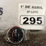 LOTE 295 - 01 RELÓGIO ANALÓGICO. (NO ESTADO) ATENÇÃO! FAZER A VISITAÇÃO ANTES DE ARREMATAR, NÃO SABEMOS SE FUNCIONA. LEILÃO NÃO TEM GARANTIA E NEM DEVOLUÇÃO, SUJEITO A POSSÍVEIS AVARIAS VISÍVEIS/OCULTAS E/OU AUSÊNCIA DE COMPONENTES.