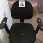 LOTE 423 - 01 CADEIRA DE ESCRITÓRIO COM BASE GIRATÓRIA. (NO ESTADO) ATENÇÃO! FAZER A VISITAÇÃO ANTES DE ARREMATAR, NÃO SABEMOS SE FUNCIONA. LEILÃO NÃO TEM GARANTIA E NEM DEVOLUÇÃO, SUJEITO A POSSÍVEIS AVARIAS VISÍVEIS/OCULTAS E/OU AUSÊNCIA DE COMPONENTES.
