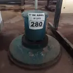 LOTE 280 - 01 ENCERADEIRA INDUSTRIAL. (NO ESTADO) ATENÇÃO! FAZER A VISITAÇÃO ANTES DE ARREMATAR, NÃO SABEMOS SE FUNCIONA. LEILÃO NÃO TEM GARANTIA E NEM DEVOLUÇÃO, SUJEITO A POSSÍVEIS AVARIAS VISÍVEIS/OCULTAS E/OU AUSÊNCIA DE COMPONENTES.