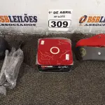LOTE 309 - 01 APARELHO CINEBOX E 01 ÓCULOS.  (NO ESTADO) ATENÇÃO! FAZER A VISITAÇÃO ANTES DE ARREMATAR, NÃO SABEMOS SE FUNCIONA. LEILÃO NÃO TEM GARANTIA E NEM DEVOLUÇÃO, SUJEITO A POSSÍVEIS AVARIAS VISÍVEIS/OCULTAS E/OU AUSÊNCIA DE COMPONENTES.