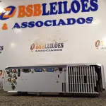 LOTE 321 - 01 PROJETOR MULTIMIDIA MARCA HITACHI. (NO ESTADO) ATENÇÃO! FAZER A VISITAÇÃO ANTES DE ARREMATAR, NÃO SABEMOS SE FUNCIONA. LEILÃO NÃO TEM GARANTIA E NEM DEVOLUÇÃO, SUJEITO A POSSÍVEIS AVARIAS VISÍVEIS/OCULTAS E/OU AUSÊNCIA DE COMPONENTES.