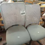 LOTE 499 - 02 CADEIRAS DE ESCRITÓRIO COM BASES GIRATÓRIAS. (NO ESTADO) ATENÇÃO! FAZER A VISITAÇÃO ANTES DE ARREMATAR, NÃO SABEMOS SE FUNCIONA. LEILÃO NÃO TEM GARANTIA E NEM DEVOLUÇÃO, SUJEITO A POSSÍVEIS AVARIAS VISÍVEIS/OCULTAS E/OU AUSÊNCIA DE COMPONENTES.