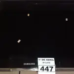 LOTE 447 - 01 TV SAMSUNG PARA RETIRADA DE PEÇAS. (NO ESTADO) ATENÇÃO! FAZER A VISITAÇÃO ANTES DE ARREMATAR, NÃO SABEMOS SE FUNCIONA. LEILÃO NÃO TEM GARANTIA E NEM DEVOLUÇÃO, SUJEITO A POSSÍVEIS AVARIAS VISÍVEIS/OCULTAS E/OU AUSÊNCIA DE COMPONENTES.