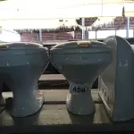 LOTE 458 - 02 VASOS SANITÁRIO E 01 CUBA PARA LAVATÓRIO. (NO ESTADO) ATENÇÃO! FAZER A VISITAÇÃO ANTES DE ARREMATAR, NÃO SABEMOS SE FUNCIONA. LEILÃO NÃO TEM GARANTIA E NEM DEVOLUÇÃO, SUJEITO A POSSÍVEIS AVARIAS VISÍVEIS/OCULTAS E/OU AUSÊNCIA DE COMPONENTES.
