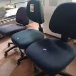 LOTE 510 - 03 CADEIRAS DE ESCRITÓRIO COM BASE GIRATÓRIA. (NO ESTADO) ATENÇÃO! FAZER A VISITAÇÃO ANTES DE ARREMATAR, NÃO SABEMOS SE FUNCIONA. LEILÃO NÃO TEM GARANTIA E NEM DEVOLUÇÃO, SUJEITO A POSSÍVEIS AVARIAS VISÍVEIS/OCULTAS E/OU AUSÊNCIA DE COMPONENTES.