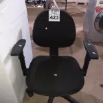 LOTE 423 - 01 CADEIRA DE ESCRITÓRIO COM BASE GIRATÓRIA. (NO ESTADO) ATENÇÃO! FAZER A VISITAÇÃO ANTES DE ARREMATAR, NÃO SABEMOS SE FUNCIONA. LEILÃO NÃO TEM GARANTIA E NEM DEVOLUÇÃO, SUJEITO A POSSÍVEIS AVARIAS VISÍVEIS/OCULTAS E/OU AUSÊNCIA DE COMPONENTES.