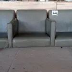 LOTE 342 - 01 LONGARINA DE 03 LUGARES. (NO ESTADO) ATENÇÃO! FAZER A VISITAÇÃO ANTES DE ARREMATAR, NÃO SABEMOS SE FUNCIONA. LEILÃO NÃO TEM GARANTIA E NEM DEVOLUÇÃO, SUJEITO A POSSÍVEIS AVARIAS VISÍVEIS/OCULTAS E/OU AUSÊNCIA DE COMPONENTES.
