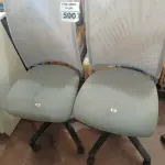 LOTE 500 - 02 CADEIRAS DE ESCRITÓRIO COM BASES GIRATÓRIAS. (NO ESTADO) ATENÇÃO! FAZER A VISITAÇÃO ANTES DE ARREMATAR, NÃO SABEMOS SE FUNCIONA. LEILÃO NÃO TEM GARANTIA E NEM DEVOLUÇÃO, SUJEITO A POSSÍVEIS AVARIAS VISÍVEIS/OCULTAS E/OU AUSÊNCIA DE COMPONENTES.
