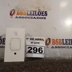 LOTE 296 - 01 RELÓGIO SMART WATCH. (NO ESTADO) ATENÇÃO! FAZER A VISITAÇÃO ANTES DE ARREMATAR, NÃO SABEMOS SE FUNCIONA. LEILÃO NÃO TEM GARANTIA E NEM DEVOLUÇÃO, SUJEITO A POSSÍVEIS AVARIAS VISÍVEIS/OCULTAS E/OU AUSÊNCIA DE COMPONENTES.