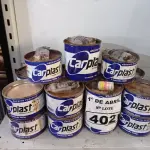 LOTE 402 - 19 LATAS DE ADESIVO PLÁSTICO. (NO ESTADO) ATENÇÃO! FAZER A VISITAÇÃO ANTES DE ARREMATAR, NÃO SABEMOS SE FUNCIONA. LEILÃO NÃO TEM GARANTIA E NEM DEVOLUÇÃO, SUJEITO A POSSÍVEIS AVARIAS VISÍVEIS/OCULTAS E/OU AUSÊNCIA DE COMPONENTES.