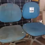 LOTE 439 - 02 CADEIRAS DE ESCRITÓRIO COM BASE GIRATÓRIA. (NO ESTADO) ATENÇÃO! FAZER A VISITAÇÃO ANTES DE ARREMATAR, NÃO SABEMOS SE FUNCIONA. LEILÃO NÃO TEM GARANTIA E NEM DEVOLUÇÃO, SUJEITO A POSSÍVEIS AVARIAS VISÍVEIS/OCULTAS E/OU AUSÊNCIA DE COMPONENTES.
