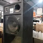 LOTE 267 - 01 CAIXA DE SOM PROFISSIONAL. (NO ESTADO) ATENÇÃO! FAZER A VISITAÇÃO ANTES DE ARREMATAR, NÃO SABEMOS SE FUNCIONA. LEILÃO NÃO TEM GARANTIA E NEM DEVOLUÇÃO, SUJEITO A POSSÍVEIS AVARIAS VISÍVEIS/OCULTAS E/OU AUSÊNCIA DE COMPONENTES.