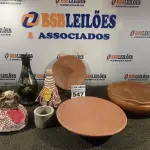 LOTE 547 - 03 TRAVESSAS DE BARRO, 02 JARRAS DE PLÁSTICO E 03 ENFEITES DECORATIVOS. (NO ESTADO) ATENÇÃO! FAZER A VISITAÇÃO ANTES DE ARREMATAR, NÃO SABEMOS SE FUNCIONA. LEILÃO NÃO TEM GARANTIA E NEM DEVOLUÇÃO, SUJEITO A POSSÍVEIS AVARIAS VISÍVEIS/OCULTAS E/OU AUSÊNCIA DE COMPONENTES.