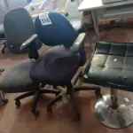 LOTE 516 - 01 BANQUETA E 02 CADEIRAS DE ESCRITÓRIO COM BASE GIRATÓRIA. (NO ESTADO) ATENÇÃO! FAZER A VISITAÇÃO ANTES DE ARREMATAR, NÃO SABEMOS SE FUNCIONA. LEILÃO NÃO TEM GARANTIA E NEM DEVOLUÇÃO, SUJEITO A POSSÍVEIS AVARIAS VISÍVEIS/OCULTAS E/OU AUSÊNCIA DE COMPONENTES.