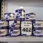 LOTE 402 - 19 LATAS DE ADESIVO PLÁSTICO. (NO ESTADO) ATENÇÃO! FAZER A VISITAÇÃO ANTES DE ARREMATAR, NÃO SABEMOS SE FUNCIONA. LEILÃO NÃO TEM GARANTIA E NEM DEVOLUÇÃO, SUJEITO A POSSÍVEIS AVARIAS VISÍVEIS/OCULTAS E/OU AUSÊNCIA DE COMPONENTES.