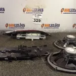 LOTE 329 - 02 ALTO-FALANTES, E 01 PAR DE LUZES DIURNAS DA MERCEDES INCOMPLETA. (NO ESTADO) ATENÇÃO! FAZER A VISITAÇÃO ANTES DE ARREMATAR, NÃO SABEMOS SE FUNCIONA. LEILÃO NÃO TEM GARANTIA E NEM DEVOLUÇÃO, SUJEITO A POSSÍVEIS AVARIAS VISÍVEIS/OCULTAS E/OU AUSÊNCIA DE COMPONENTES.
