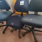 LOTE 512 - 03 CADEIRAS DE ESCRITÓRIO COM BASE GIRATÓRIA. (NO ESTADO) ATENÇÃO! FAZER A VISITAÇÃO ANTES DE ARREMATAR, NÃO SABEMOS SE FUNCIONA. LEILÃO NÃO TEM GARANTIA E NEM DEVOLUÇÃO, SUJEITO A POSSÍVEIS AVARIAS VISÍVEIS/OCULTAS E/OU AUSÊNCIA DE COMPONENTES.