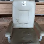 LOTE 301 - 01 POLTRONA PARA DESCANSO RECLINÁVEL. (NO ESTADO) ATENÇÃO! FAZER A VISITAÇÃO ANTES DE ARREMATAR, NÃO SABEMOS SE FUNCIONA. LEILÃO NÃO TEM GARANTIA E NEM DEVOLUÇÃO, SUJEITO A POSSÍVEIS AVARIAS VISÍVEIS/OCULTAS E/OU AUSÊNCIA DE COMPONENTES.