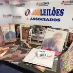 LOTE 551 - 01 LOTE  C/ APROXIMADAMENTE 27 DISCOS DE VINIL DIVERSOS. (NO ESTADO) ATENÇÃO! FAZER A VISITAÇÃO ANTES DE ARREMATAR, NÃO SABEMOS SE FUNCIONA. LEILÃO NÃO TEM GARANTIA E NEM DEVOLUÇÃO, SUJEITO A POSSÍVEIS AVARIAS VISÍVEIS/OCULTAS E/OU AUSÊNCIA DE COMPONENTES.