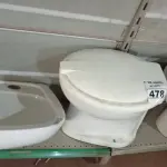 LOTE 478 - 02 VASOS SANITÁRIO E 01 CUBA PARA LAVATÓRIO. (NO ESTADO) ATENÇÃO! FAZER A VISITAÇÃO ANTES DE ARREMATAR, NÃO SABEMOS SE FUNCIONA. LEILÃO NÃO TEM GARANTIA E NEM DEVOLUÇÃO, SUJEITO A POSSÍVEIS AVARIAS VISÍVEIS/OCULTAS E/OU AUSÊNCIA DE COMPONENTES.