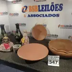 LOTE 547 - 03 TRAVESSAS DE BARRO, 02 JARRAS DE PLÁSTICO E 03 ENFEITES DECORATIVOS. (NO ESTADO) ATENÇÃO! FAZER A VISITAÇÃO ANTES DE ARREMATAR, NÃO SABEMOS SE FUNCIONA. LEILÃO NÃO TEM GARANTIA E NEM DEVOLUÇÃO, SUJEITO A POSSÍVEIS AVARIAS VISÍVEIS/OCULTAS E/OU AUSÊNCIA DE COMPONENTES.