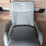 LOTE 317 - 01 POLTRONA PARA DESCANSO RECLINÁVEL COM AVARIAS. (NO ESTADO) ATENÇÃO! FAZER A VISITAÇÃO ANTES DE ARREMATAR, NÃO SABEMOS SE FUNCIONA. LEILÃO NÃO TEM GARANTIA E NEM DEVOLUÇÃO, SUJEITO A POSSÍVEIS AVARIAS VISÍVEIS/OCULTAS E/OU AUSÊNCIA DE COMPONENTES.