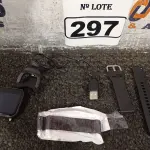 LOTE 297 - 01 RELÓGIO SMART WATCH. (NO ESTADO) ATENÇÃO! FAZER A VISITAÇÃO ANTES DE ARREMATAR, NÃO SABEMOS SE FUNCIONA. LEILÃO NÃO TEM GARANTIA E NEM DEVOLUÇÃO, SUJEITO A POSSÍVEIS AVARIAS VISÍVEIS/OCULTAS E/OU AUSÊNCIA DE COMPONENTES.