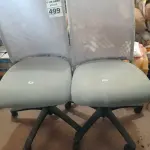 LOTE 499 - 02 CADEIRAS DE ESCRITÓRIO COM BASES GIRATÓRIAS. (NO ESTADO) ATENÇÃO! FAZER A VISITAÇÃO ANTES DE ARREMATAR, NÃO SABEMOS SE FUNCIONA. LEILÃO NÃO TEM GARANTIA E NEM DEVOLUÇÃO, SUJEITO A POSSÍVEIS AVARIAS VISÍVEIS/OCULTAS E/OU AUSÊNCIA DE COMPONENTES.