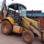 LOTE 536 - 01 RETROESCAVADEIRA NEW HOLLAND  LB90 4x2 2010 , VIDROS QUEBRADOS TEM OS RESERVAS. 02 PNEUS DIANTEIROS  (NO ESTADO)