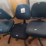 LOTE 512 - 03 CADEIRAS DE ESCRITÓRIO COM BASE GIRATÓRIA. (NO ESTADO) ATENÇÃO! FAZER A VISITAÇÃO ANTES DE ARREMATAR, NÃO SABEMOS SE FUNCIONA. LEILÃO NÃO TEM GARANTIA E NEM DEVOLUÇÃO, SUJEITO A POSSÍVEIS AVARIAS VISÍVEIS/OCULTAS E/OU AUSÊNCIA DE COMPONENTES.