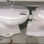LOTE 464 - 02 VASOS SANITÁRIO E 01 CUBA PARA LAVATÓRIO. (NO ESTADO) ATENÇÃO! FAZER A VISITAÇÃO ANTES DE ARREMATAR, NÃO SABEMOS SE FUNCIONA. LEILÃO NÃO TEM GARANTIA E NEM DEVOLUÇÃO, SUJEITO A POSSÍVEIS AVARIAS VISÍVEIS/OCULTAS E/OU AUSÊNCIA DE COMPONENTES.