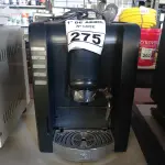 LOTE 275 - 01 CAFETEIRA. (NO ESTADO) ATENÇÃO! FAZER A VISITAÇÃO ANTES DE ARREMATAR, NÃO SABEMOS SE FUNCIONA. LEILÃO NÃO TEM GARANTIA E NEM DEVOLUÇÃO, SUJEITO A POSSÍVEIS AVARIAS VISÍVEIS/OCULTAS E/OU AUSÊNCIA DE COMPONENTES.