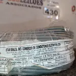LOTE 430 - 01 ROLO DE CABO FLEXÍVEL 100M 10MM NA COR CINZA(NOVO). (NO ESTADO) ATENÇÃO! FAZER A VISITAÇÃO ANTES DE ARREMATAR, NÃO SABEMOS SE FUNCIONA. LEILÃO NÃO TEM GARANTIA E NEM DEVOLUÇÃO, SUJEITO A POSSÍVEIS AVARIAS VISÍVEIS/OCULTAS E/OU AUSÊNCIA DE COMPONENTES.