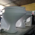 LOTE 458 - 02 VASOS SANITÁRIO E 01 CUBA PARA LAVATÓRIO. (NO ESTADO) ATENÇÃO! FAZER A VISITAÇÃO ANTES DE ARREMATAR, NÃO SABEMOS SE FUNCIONA. LEILÃO NÃO TEM GARANTIA E NEM DEVOLUÇÃO, SUJEITO A POSSÍVEIS AVARIAS VISÍVEIS/OCULTAS E/OU AUSÊNCIA DE COMPONENTES.