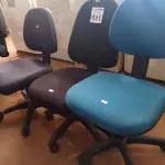 LOTE 511 - 03 CADEIRAS DE ESCRITÓRIO COM BASE GIRATÓRIA. (NO ESTADO) ATENÇÃO! FAZER A VISITAÇÃO ANTES DE ARREMATAR, NÃO SABEMOS SE FUNCIONA. LEILÃO NÃO TEM GARANTIA E NEM DEVOLUÇÃO, SUJEITO A POSSÍVEIS AVARIAS VISÍVEIS/OCULTAS E/OU AUSÊNCIA DE COMPONENTES.