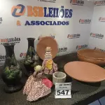 LOTE 547 - 03 TRAVESSAS DE BARRO, 02 JARRAS DE PLÁSTICO E 03 ENFEITES DECORATIVOS. (NO ESTADO) ATENÇÃO! FAZER A VISITAÇÃO ANTES DE ARREMATAR, NÃO SABEMOS SE FUNCIONA. LEILÃO NÃO TEM GARANTIA E NEM DEVOLUÇÃO, SUJEITO A POSSÍVEIS AVARIAS VISÍVEIS/OCULTAS E/OU AUSÊNCIA DE COMPONENTES.