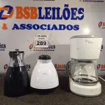 LOTE 289 - 01 CAFETEIRA E 02 GARRAFAS DE CAFÉ. (NO ESTADO) ATENÇÃO! FAZER A VISITAÇÃO ANTES DE ARREMATAR, NÃO SABEMOS SE FUNCIONA. LEILÃO NÃO TEM GARANTIA E NEM DEVOLUÇÃO, SUJEITO A POSSÍVEIS AVARIAS VISÍVEIS/OCULTAS E/OU AUSÊNCIA DE COMPONENTES.