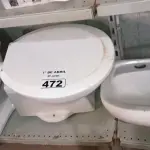 LOTE 472 - 02 VASOS SANITÁRIO E 01 CUBA PARA LAVATÓRIO. (NO ESTADO) ATENÇÃO! FAZER A VISITAÇÃO ANTES DE ARREMATAR, NÃO SABEMOS SE FUNCIONA. LEILÃO NÃO TEM GARANTIA E NEM DEVOLUÇÃO, SUJEITO A POSSÍVEIS AVARIAS VISÍVEIS/OCULTAS E/OU AUSÊNCIA DE COMPONENTES.