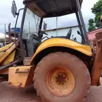 LOTE 536 - 01 RETROESCAVADEIRA NEW HOLLAND  LB90 4x2 2010 , VIDROS QUEBRADOS TEM OS RESERVAS. 02 PNEUS DIANTEIROS  (NO ESTADO)