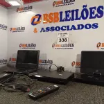 LOTE 338 - 01 APARELHO DE DVD, 01 FONTE DO NOTEBOOK SONY E 02 LEITORES DE DVD PORTÁTIL. (NO ESTADO) ATENÇÃO! FAZER A VISITAÇÃO ANTES DE ARREMATAR, NÃO SABEMOS SE FUNCIONA. LEILÃO NÃO TEM GARANTIA E NEM DEVOLUÇÃO, SUJEITO A POSSÍVEIS AVARIAS VISÍVEIS/OCULTAS E/OU AUSÊNCIA DE COMPONENTES.