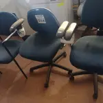 LOTE 514 - 03 CADEIRAS DE ESCRITÓRIO SENDO 01 COM BASE FIXA. (NO ESTADO) ATENÇÃO! FAZER A VISITAÇÃO ANTES DE ARREMATAR, NÃO SABEMOS SE FUNCIONA. LEILÃO NÃO TEM GARANTIA E NEM DEVOLUÇÃO, SUJEITO A POSSÍVEIS AVARIAS VISÍVEIS/OCULTAS E/OU AUSÊNCIA DE COMPONENTES.