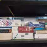 LOTE 444 - 01 LOTE COM VÁRIOS TONNER E LIVROS DIVERSOS. (NO ESTADO) ATENÇÃO! FAZER A VISITAÇÃO ANTES DE ARREMATAR, NÃO SABEMOS SE FUNCIONA. LEILÃO NÃO TEM GARANTIA E NEM DEVOLUÇÃO, SUJEITO A POSSÍVEIS AVARIAS VISÍVEIS/OCULTAS E/OU AUSÊNCIA DE COMPONENTES.