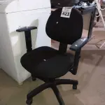 LOTE 423 - 01 CADEIRA DE ESCRITÓRIO COM BASE GIRATÓRIA. (NO ESTADO) ATENÇÃO! FAZER A VISITAÇÃO ANTES DE ARREMATAR, NÃO SABEMOS SE FUNCIONA. LEILÃO NÃO TEM GARANTIA E NEM DEVOLUÇÃO, SUJEITO A POSSÍVEIS AVARIAS VISÍVEIS/OCULTAS E/OU AUSÊNCIA DE COMPONENTES.