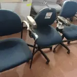 LOTE 514 - 03 CADEIRAS DE ESCRITÓRIO SENDO 01 COM BASE FIXA. (NO ESTADO) ATENÇÃO! FAZER A VISITAÇÃO ANTES DE ARREMATAR, NÃO SABEMOS SE FUNCIONA. LEILÃO NÃO TEM GARANTIA E NEM DEVOLUÇÃO, SUJEITO A POSSÍVEIS AVARIAS VISÍVEIS/OCULTAS E/OU AUSÊNCIA DE COMPONENTES.